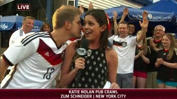 被占便宜！直播世界杯遭强吻 盘点遭强吻的美女记者们