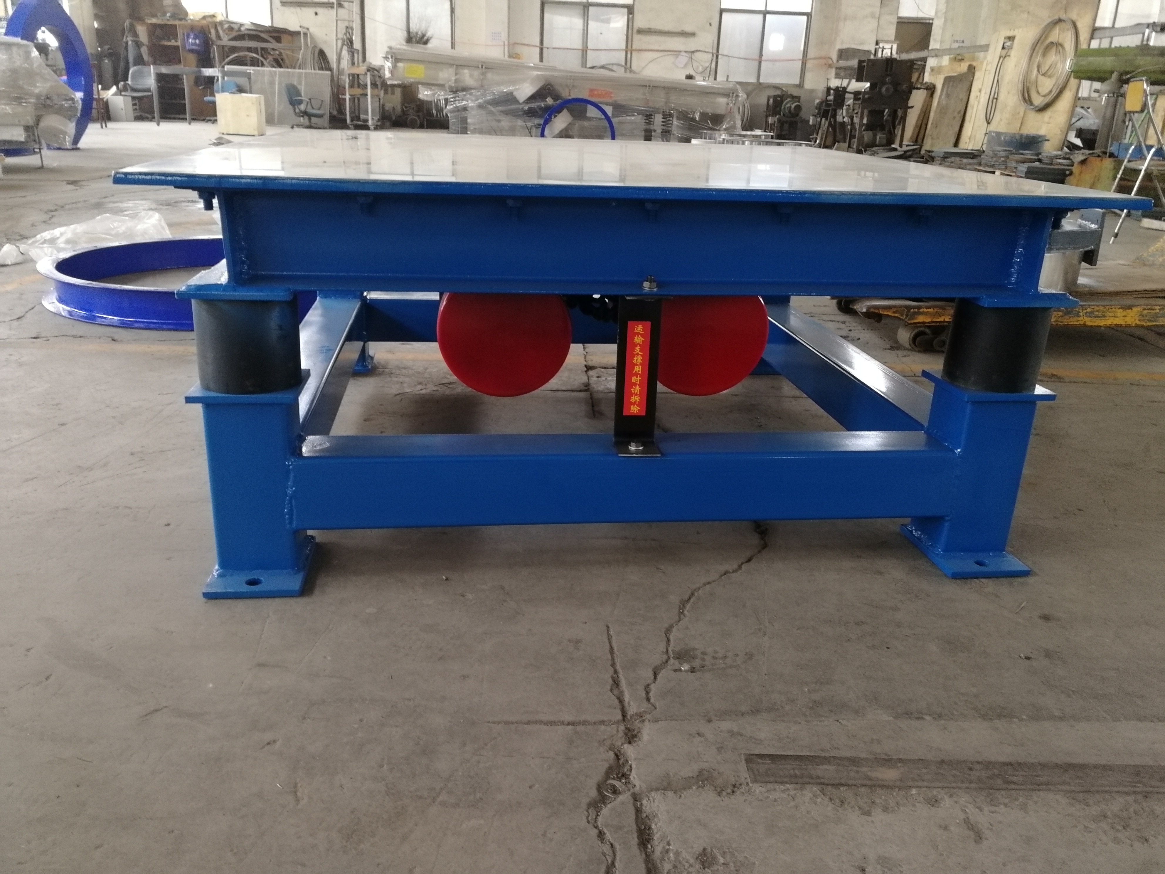 振动平台上面如何固定现成的模具?